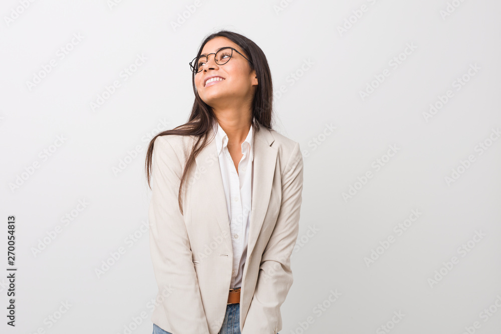 Young business arab woman isolated against a white background dreaming of achieving goals and purposes Young business arab woman isolated against a white background dreaming of achieving goals and purposes