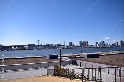 東京湾とレインボーブリッジ 芝浦ふ頭方面 © op2015 / JAPAN