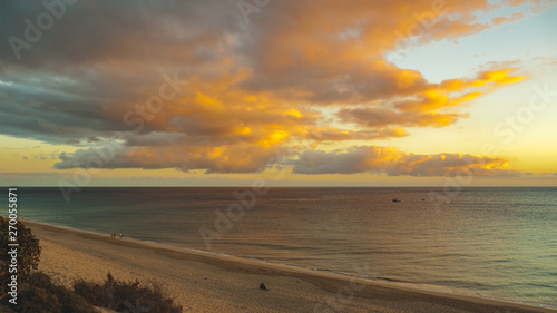 romantischer Sonnenuntergang an einem Strand auf den kanarischen Inseln