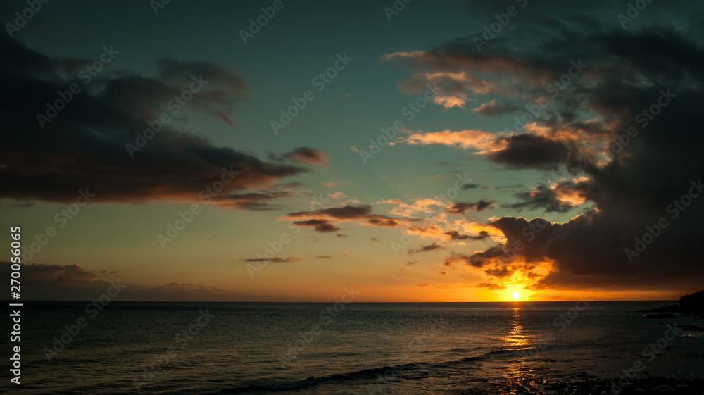 romantischer Sonnenuntergang an einem Strand auf den kanarischen Inseln