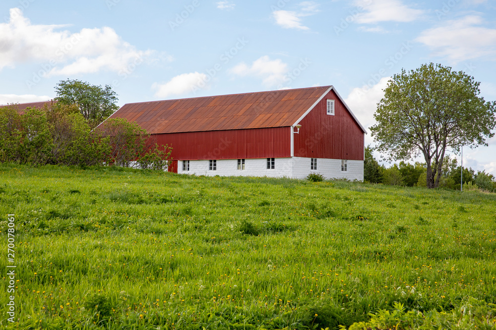 Obraz premium Old red barn on farm