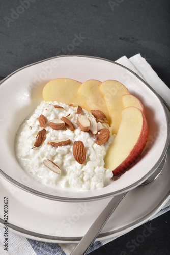 Cottage cheese with apple and almonds
