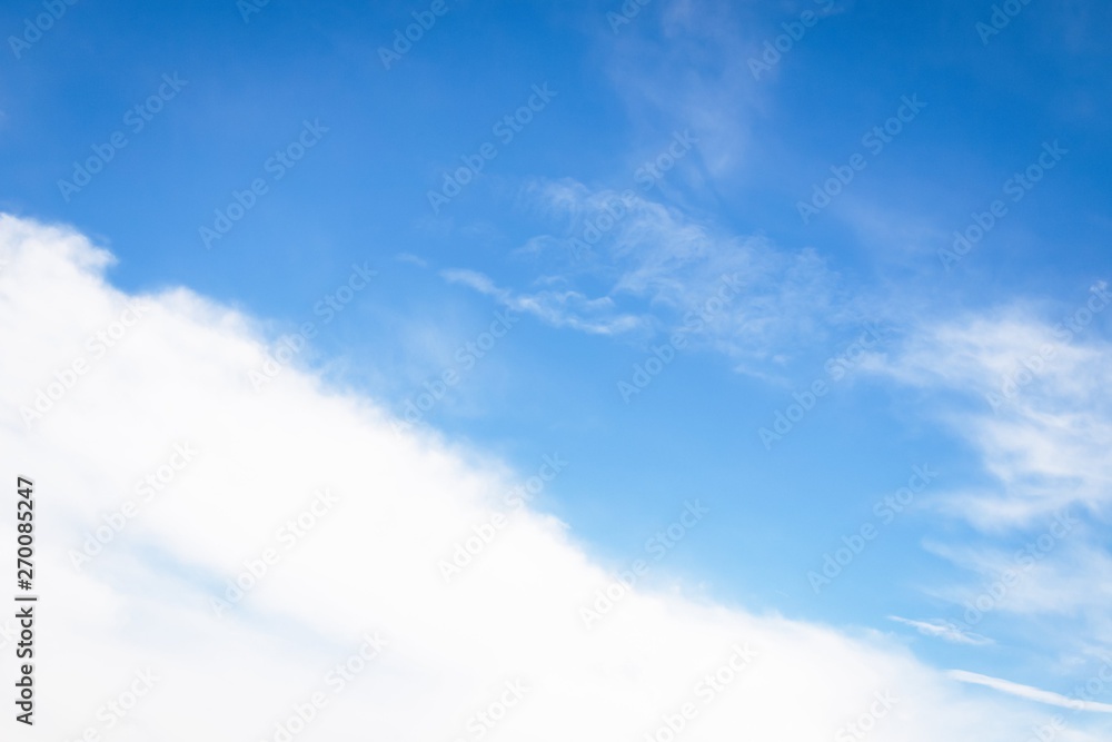 Naklejka premium Light soft blue and white sky background, copy space