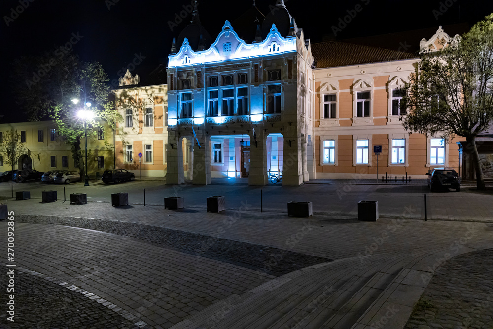 Naklejka premium wgląd nocy placu w Szekszard na Węgrzech