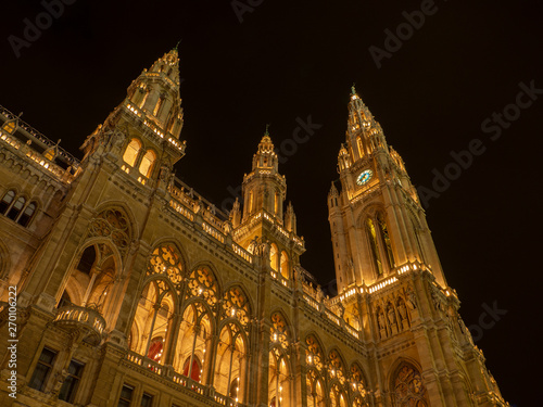 Ayuntamiento de Viena iluminado de noche en invierno de 2018