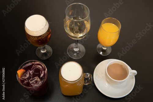 Schilderij op canvas Refreshing drinks to enjoy, beer, wine, juice, summer wine, coffee