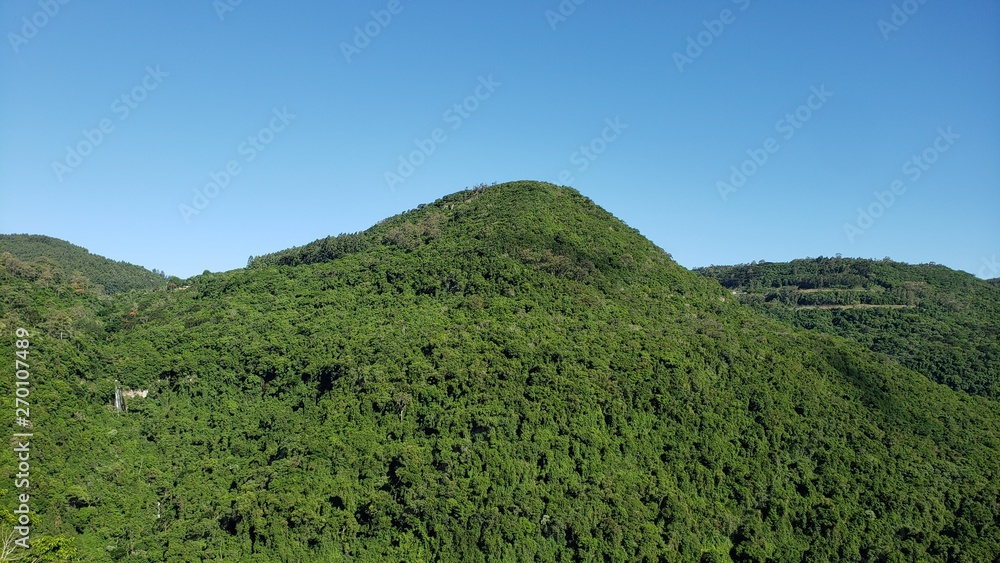 Obraz premium montanhas verdes, céu azul, paisagem, horizonte, serra