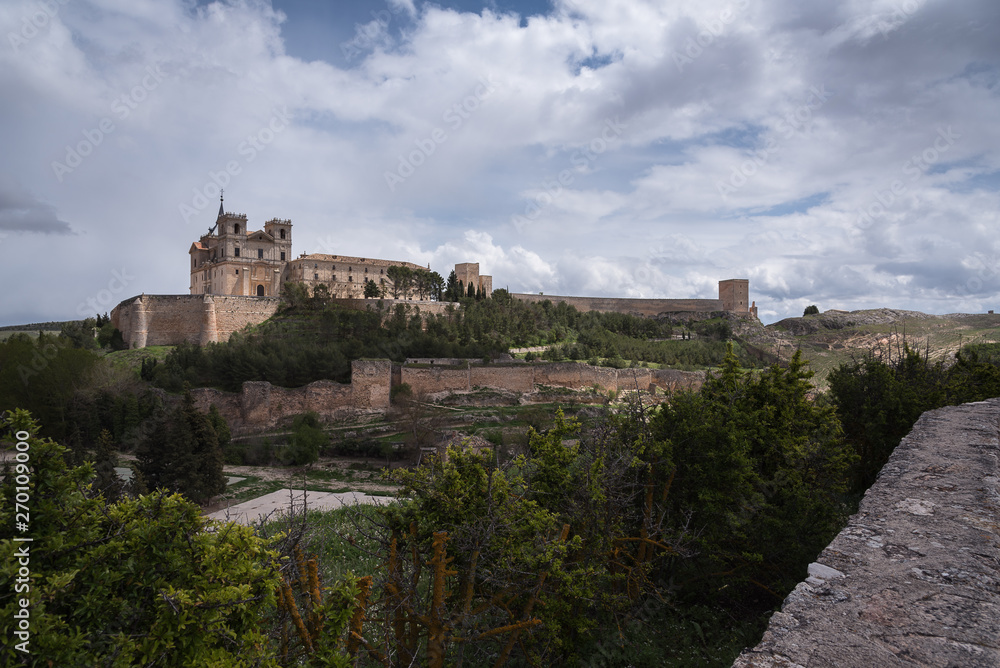 Vista panorámica del Monasterio, el Castillo y las murallas de Uclés (Cuenca), España