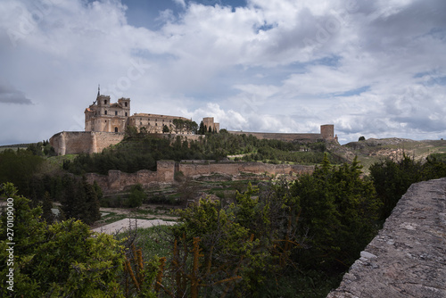 Vista panorámica del Monasterio, el Castillo y las murallas de Uclés (Cuenca), España