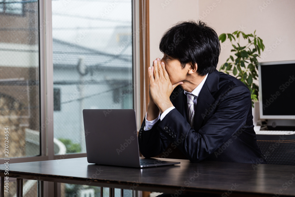 オフィスで悩む会社員 オフィスで悩む会社員