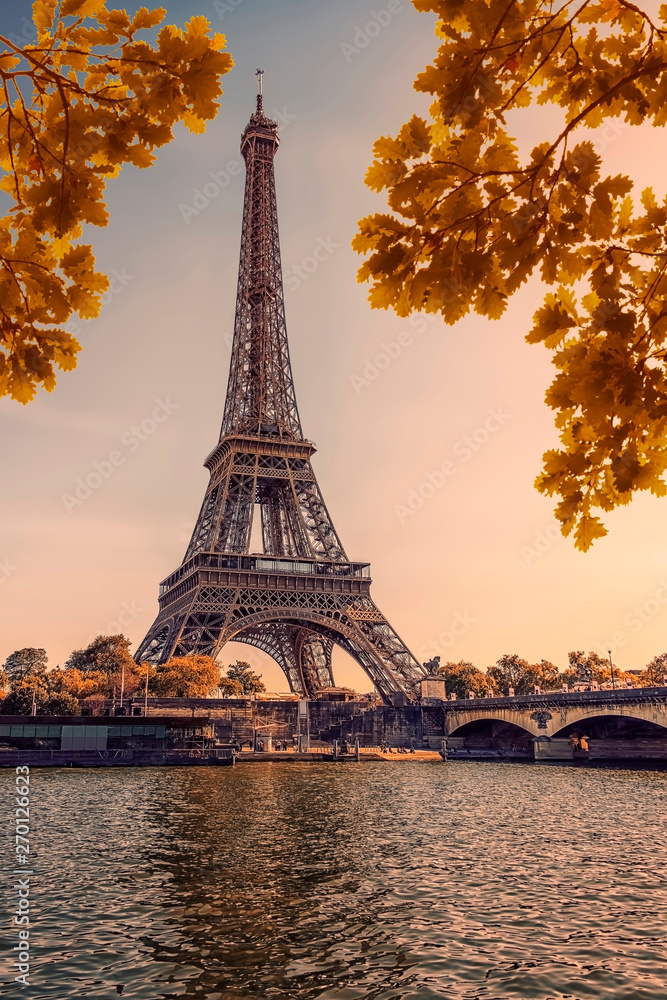 Eiffel tower during the autumn in Paris at sunset  - obrazy, fototapety, plakaty 