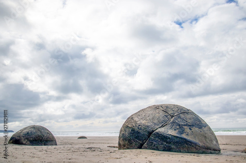 Fotografie Large and spherical boulders lying along a stretch of Koekohe Beach Otago coast