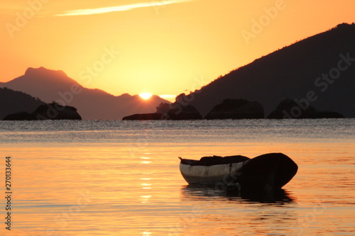 Amanhecer na praia do jabaquara photo