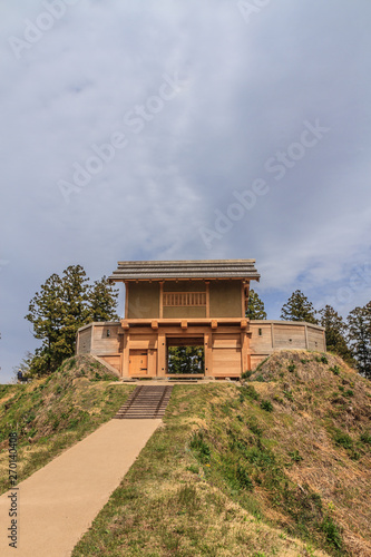 春の箕輪城の郭馬出の櫓門の風景