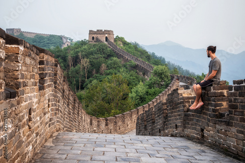 Canvas-taulu Traveler at the Great Wall of China near Beijing, China.