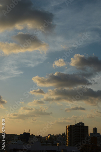 都会のオレンジ色の夕焼け