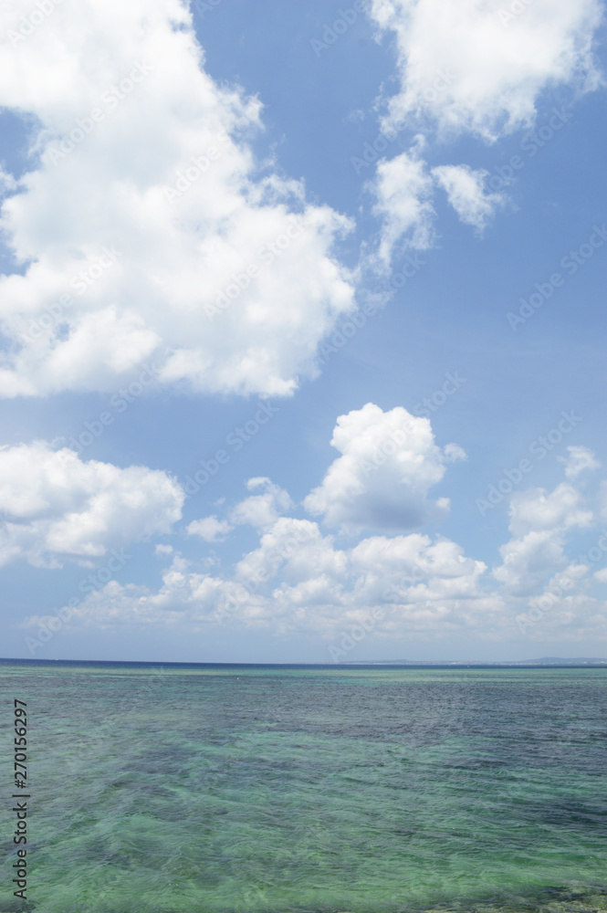 青空と白い雲とエメラルドグリーンの海