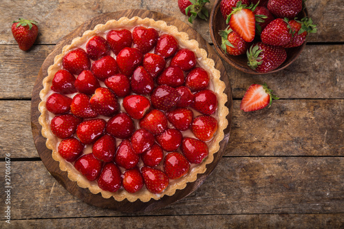 Obraz na plátně delicious strawberry tart on wooden background