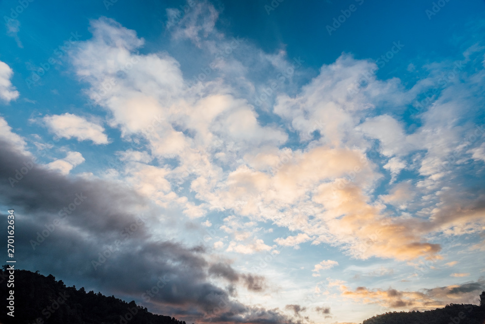 Naklejka premium white cloud and blue sky in sunrise