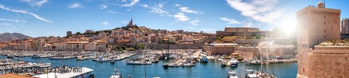 Panorama Alter Hafen Marseille im Gegenlicht
