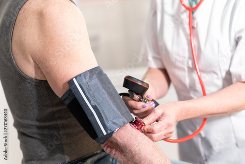 Blood pressure mesuring with sphygmomanometer