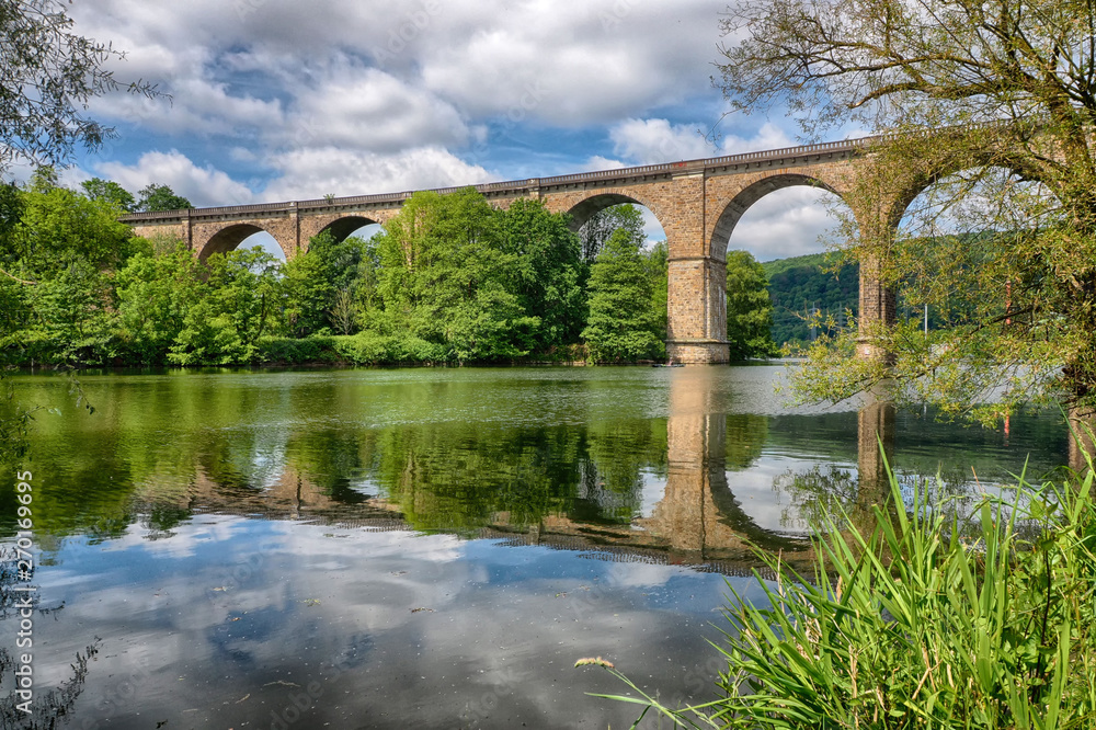 Fototapeta premium Historische Brücke über die Ruhr bei Herdecke