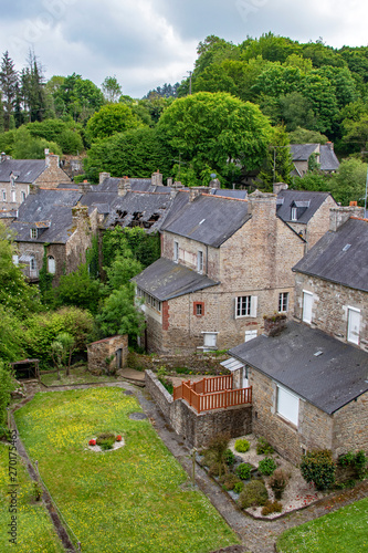 Moncontour. Toits du village ancien. photo