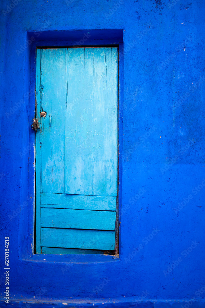 Puerta azul en Chauen, Marruecos