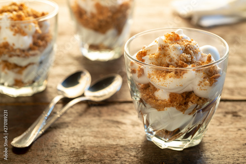 Fotografie Yogurt and crumbled amaretti biscuits