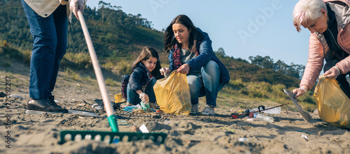 Εκτύπωση καμβά Group of female volunteers picking up trash on the beach