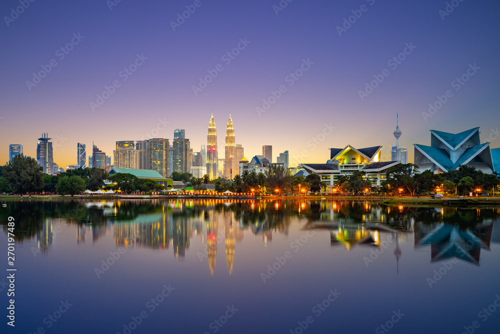 Naklejka premium Skyline Kuala Lumpur nad jeziorem o zmierzchu