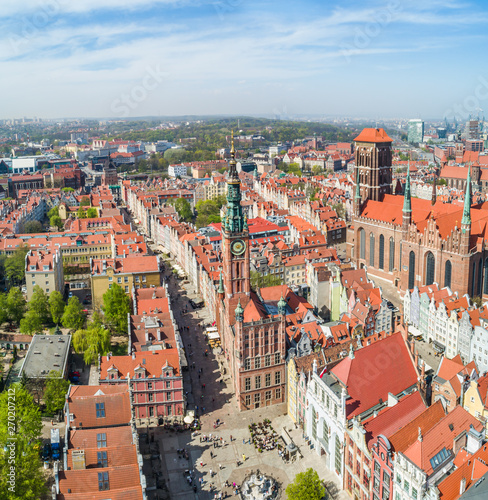 Gdańsk z lotu ptaka - widok na Długi Targ z fontanna Neptuna. Turystyczna część miasta Gdańsk widziana z powietrza.