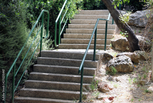 Fototapeta Naklejka Na Ścianę i Meble -  Graveled steps in a green park