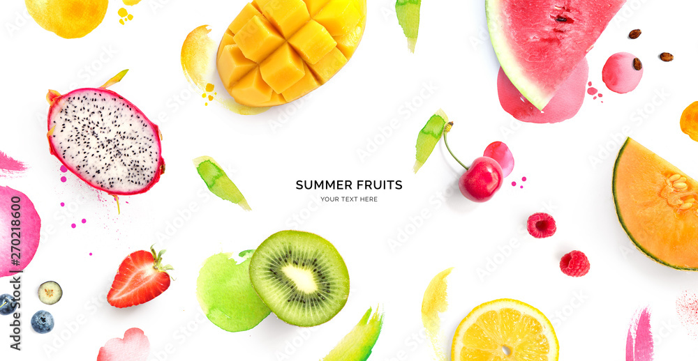 Fototapeta Twórczy układ z dragonfruit, melona, arbuza, wiśni, kiwi, truskawki, mango na tle akwareli. Leżał płasko. Pojęcie żywności.