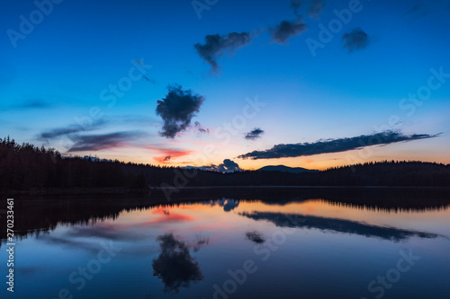 Fototapeta Naklejka Na Ścianę i Meble -  Colorful sunset with reflection over mountain lake
