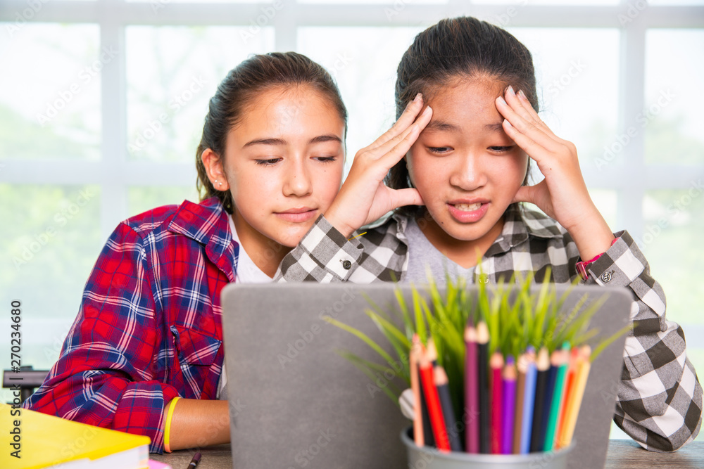 Obraz premium Concept of emotional, two youngster looking computer screen and surprised frustrated or disappointed of trouble - Image
