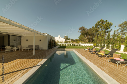 Modern villa with pool and garden © Luis Viegas