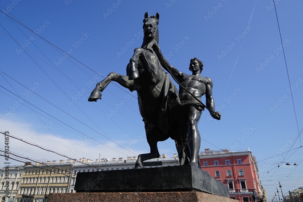 Pferdebändiger, alte Skulptur auf der Anitschkow-Brücke in Sankt Petersburg