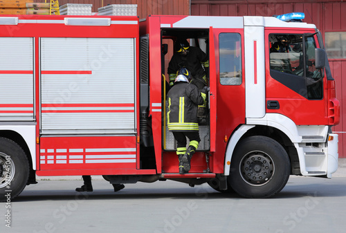 Valokuva Fire engine and firefighters