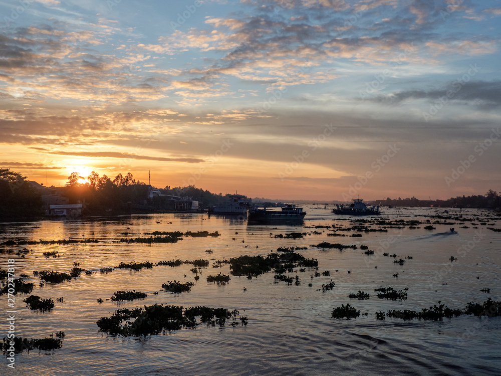 Sonnenuntergang mit Fischerbooten auf dem Meer in Saigon in Vietnam