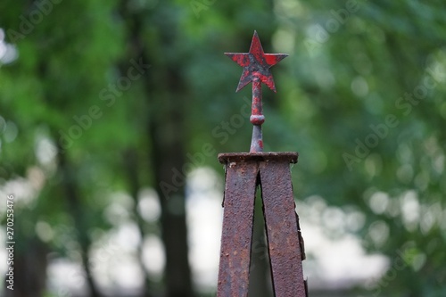 Grab mit altem, rotem Stern in St. Petersburg (Smolensker Friedhof) photo