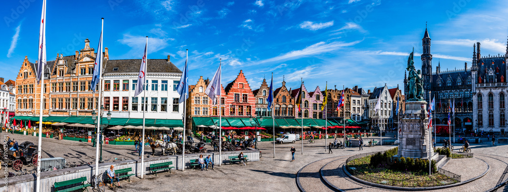 Naklejka premium Panorama z historycznego rynku w Brugii - Belgia