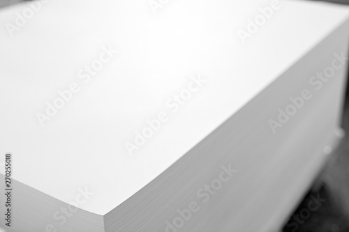 Φωτογραφία A huge pile of paper in the printing house