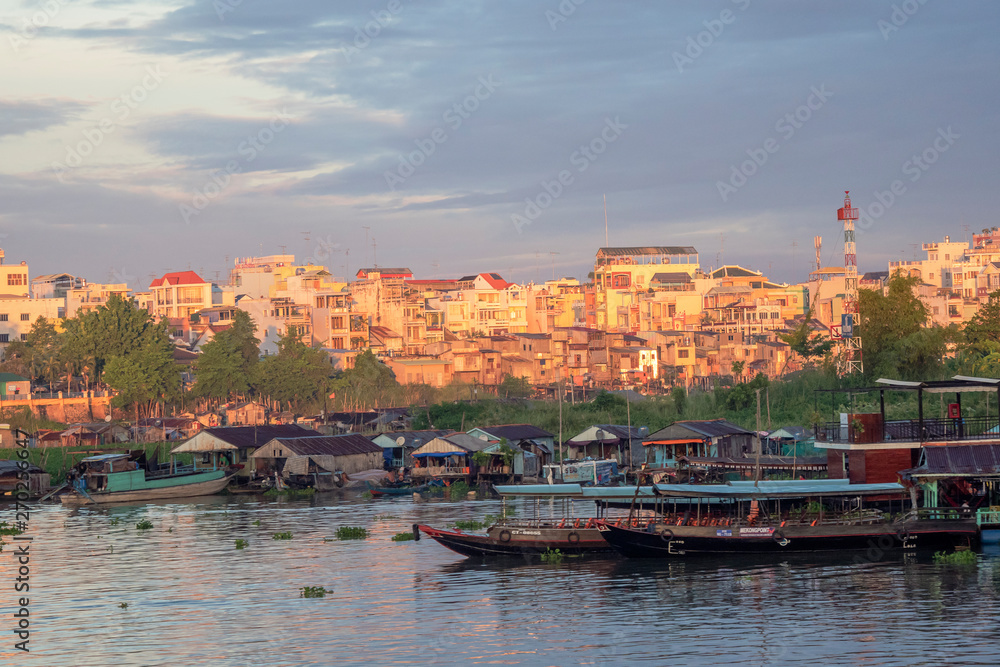 Fischerboote im Sonnenuntergang in Vietnam