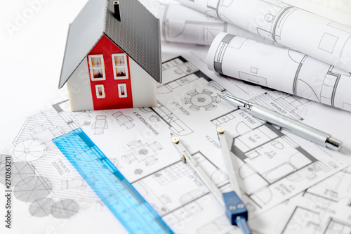 Planung für Eigenheim, Bauzeichnungen mit Haus