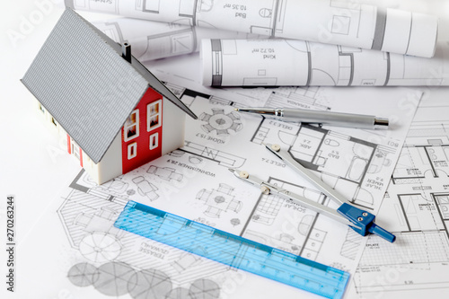 Planung für Eigenheim, Bauzeichnungen mit Haus