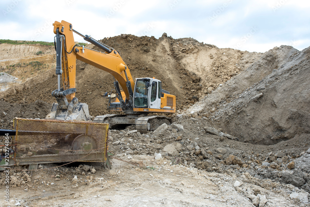 Obraz premium Crawler excavator on the quarry
