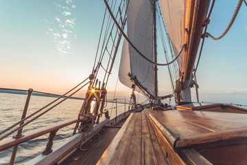 Plexiglas schilderij Schip Zeilboot tijdens gouden zonsondergang  © Bobby Burch