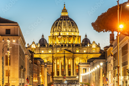 Watykan nocą. Podświetlana kopuła bazyliki św. Piotra i placu św. Piotra na końcu Via della Conciliazione. Rzym, Włochy