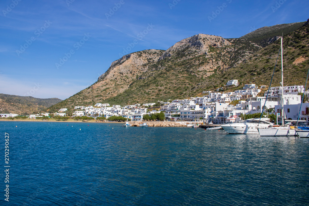 Kamares et son port sur l'île de Sifnos, Cyclades, Grèce